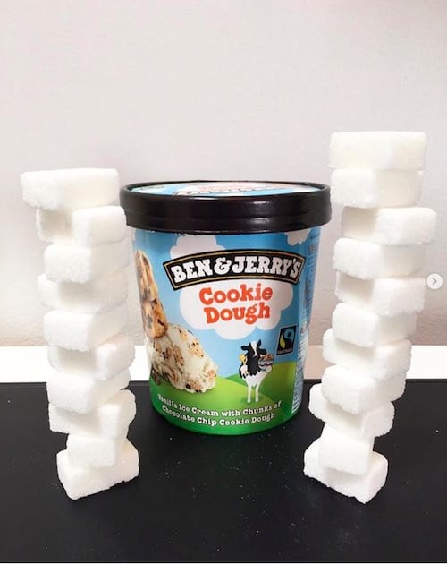 Purkki Ben & Jerry -jäätelöä ja sitä vastaava sokeri