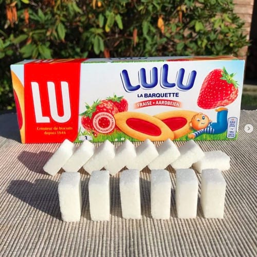 Bandejas Lulu de fresa de la marca Lu y su equivalente en azúcar