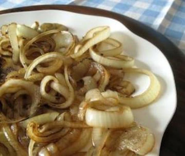 cocine suavemente las cebollas en la sartén