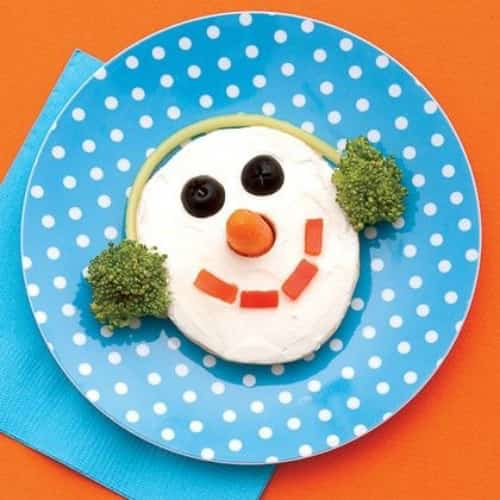 en snemand lavet med mos og grøntsager