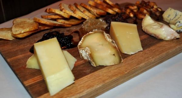 a delicious cheese platter to end a chic and economical New Year's Eve dinner