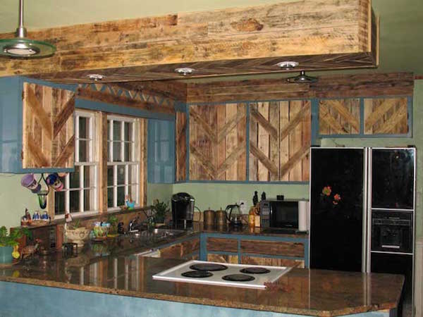 المطبخ مصنوع من الألواح الخشبية والمنصات.