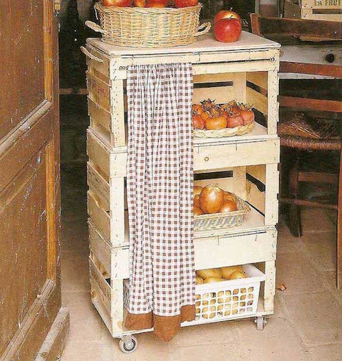 Este pequeño postre para guardar frutas y verduras está elaborado con madera de cajones.
