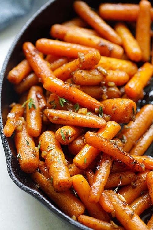 zanahorias pequeñas asadas presentadas en una cacerola