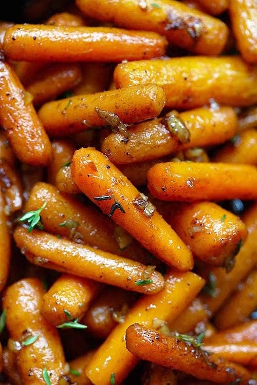 zanahorias tiernas cocidas con ajo y miel, en mantequilla