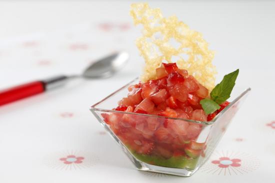 rimelig slankeoppskrift: jordbærtartar med basilikum