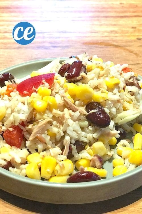 一份米饭沙拉配金枪鱼、玉米和红豆