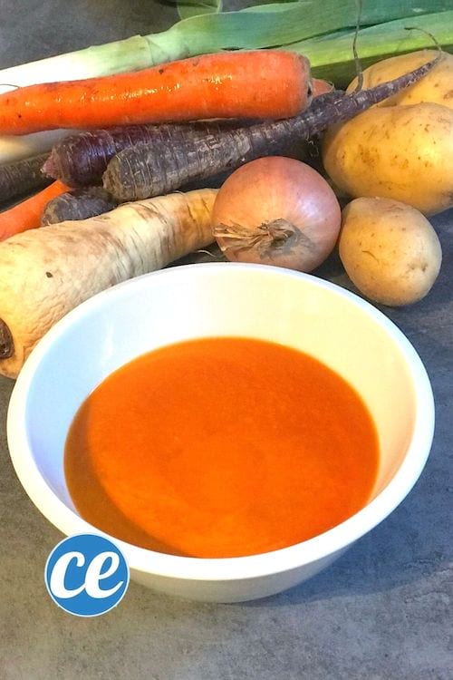 Una sopa de verduras con zanahorias, patatas, cebollas, puerros.