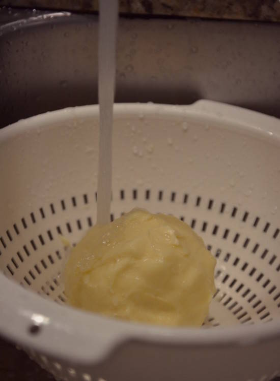 האם לשטוף את החמאה במים קרים?