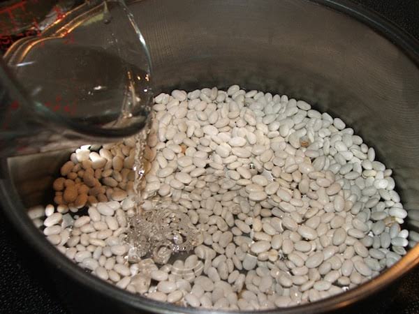أعد استخدام ماء الطهي من الفاصوليا البيضاء كمزيل للبقع.