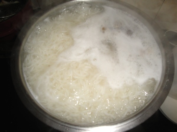 استخدمي ماء طهي الأرز للعناية بالشعر