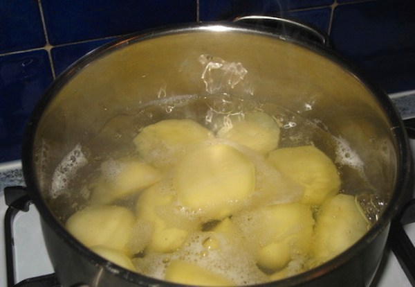استخدم ماء طهي البطاطس لتنظيف الفضيات