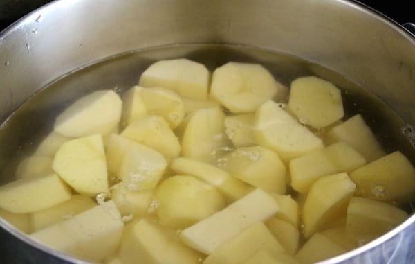 Hvad skal man gøre med kogevandet fra kartoflerne? En fliserenser.