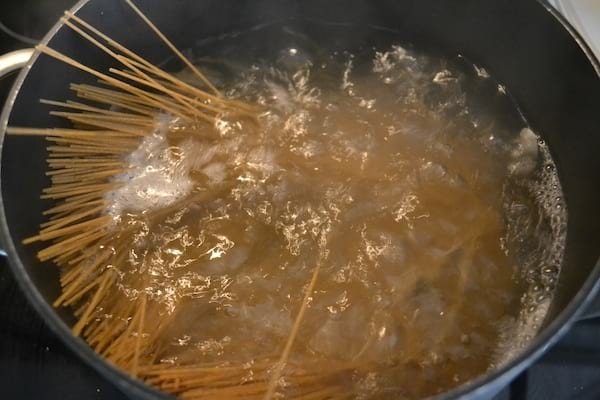 Genbrug pastakogevandet til at luge de brolagte gange