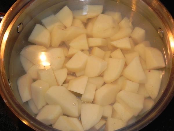 Brug kogevandet fra kartoflerne, når du luger