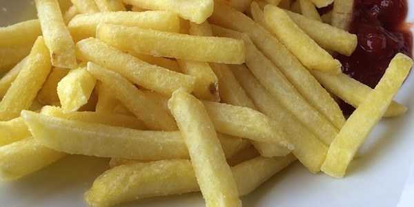 ¿Sabías que preparar patatas fritas crea acrilamida?