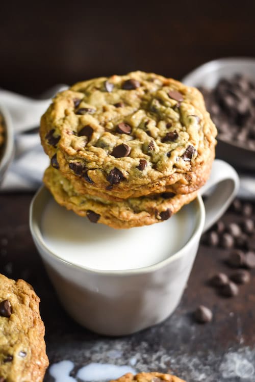 ¡Una taza con leche para comerse las deliciosas galletas de chispas de chocolate ultra suaves!