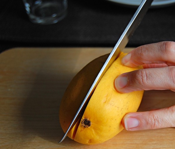 Sådan skærer du en mango med en kniv