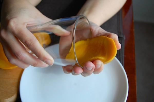 Cómo pelar mango sin mancharlo por todos lados