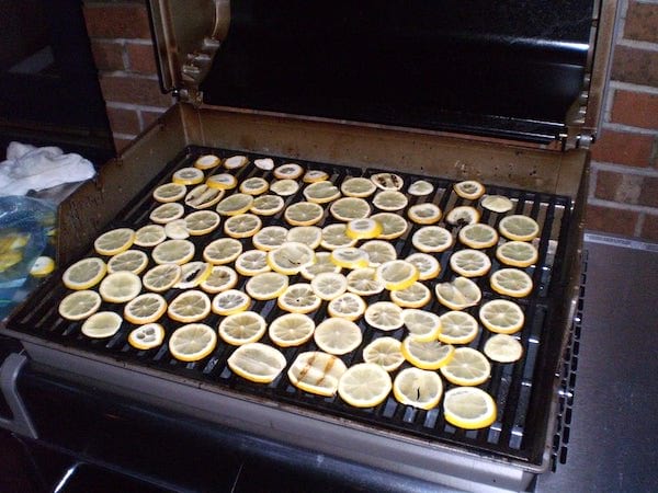 grill limón en la barbacoa