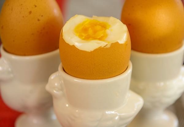 بيض مسلوق مطبوخ في غسالة الصحون