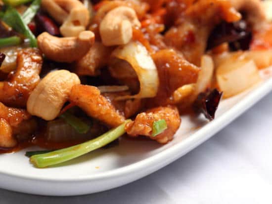 Hvad er opskriften på kyllinge- og cashew-ristet salat med mindre end 400 kalorier?