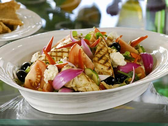 Hvad er opskriften på græsk salat med mindre end 400 kalorier?