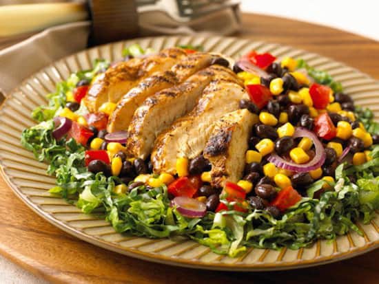 ¿Cuál es la receta para una ensalada tex mex de pollo con menos de 400 calorías?