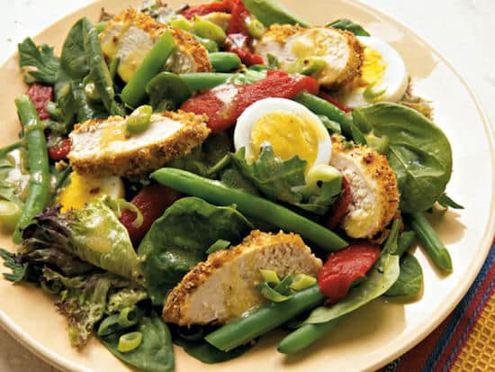 Hvad er opskriften på provencalsk kylling- og grøntsagssalat med mindre end 400 kalorier?