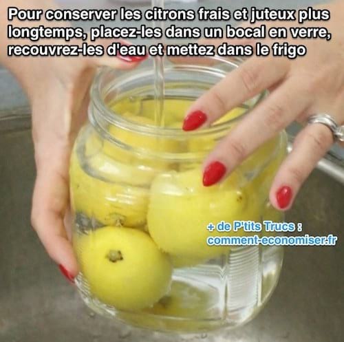 لیموں کو زیادہ دیر تک رکھنے کے لیے پانی کے ایک جار میں ڈالیں۔