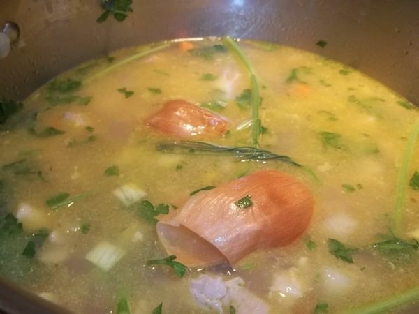 Pon la piel de las cebollas en la sopa.