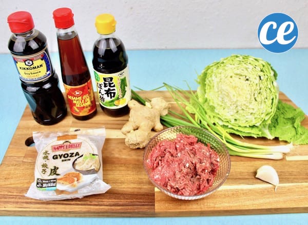 Los ingredientes para hacer gyozas, las famosas albóndigas japonesas.