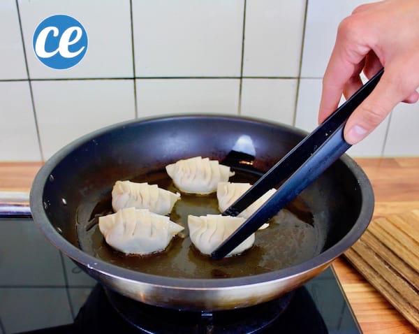 Put the gyozas in a pan with a drizzle of oil.