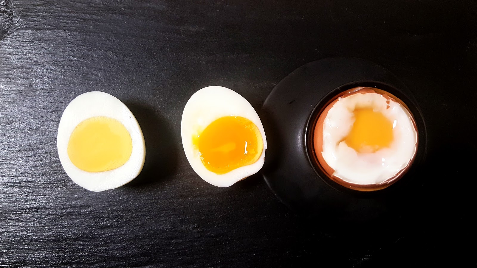 Можно ли греть вареные яйца. Яйцо без скорлупы. Сваренные яйца в скорлупе. Варка яиц для подачи без скорлупы.. Варите яйца вкрутую без скорлупы.