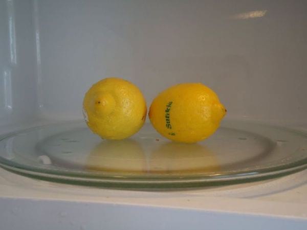从榨好的柠檬中挤出更多汁液