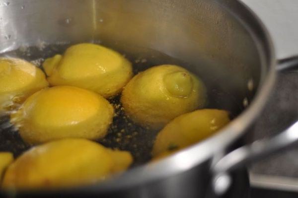  dypp en sitron i varmt vann for å myke den og klemme den lettere
