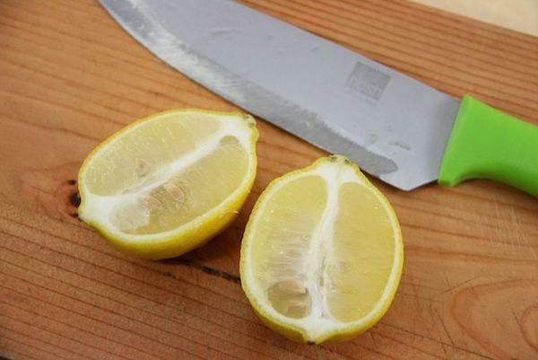 snij je citroen in de lengte door zodat er meer sap uitkomt