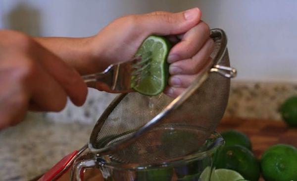 Τρυπήστε το λεμόνι με ένα πιρούνι για να τρυπήσετε τον πολτό και να βγάλετε περισσότερο χυμό.