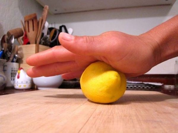 Rolar o limão sob a palma da sua mão torna mais fácil espremê-lo e tirar mais suco dele
