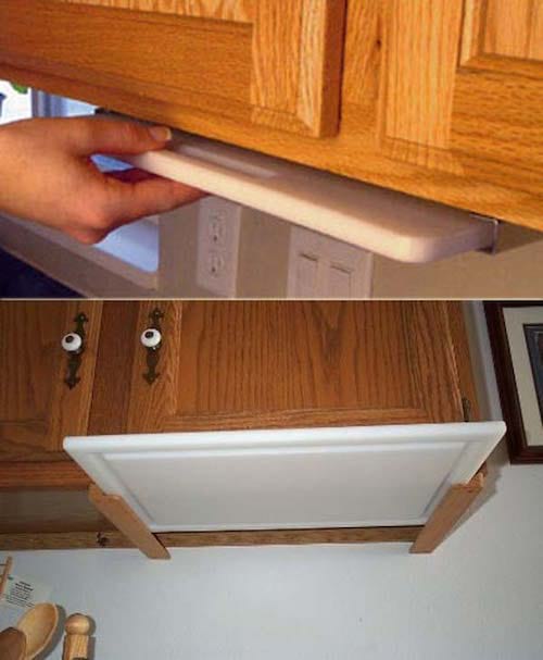 Las tablas de cortar se guardan debajo de los armarios.