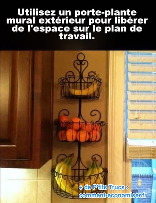 μια φυτοθήκη τοίχου είναι κρεμασμένη στην κουζίνα για να βάλετε φρούτα