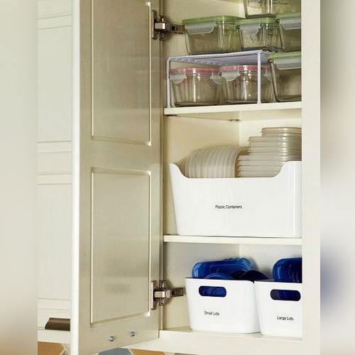 Use contenedores de plástico para guardar los armarios.