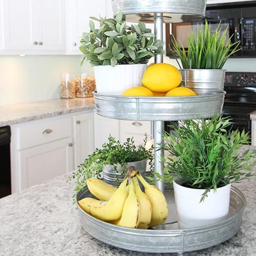 Use un plato giratorio para almacenar frutas y hierbas en la cocina