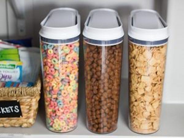 Cajas de plástico para almacenar cereales.
