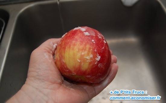 Frote la manzana con bicarbonato de sodio para eliminar los pesticidas.