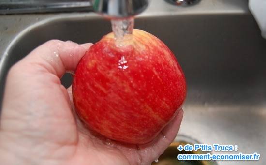 Enjuague la manzana con agua corriente para eliminar los pesticidas.