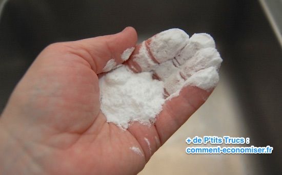 Ponga bicarbonato de sodio en su mano para eliminar los pesticidas.