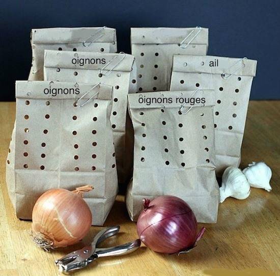 Guarda las cebollas en bolsas ventiladas.