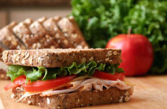 El sándwich de pavo no solo es bueno sino que también contiene proteínas.