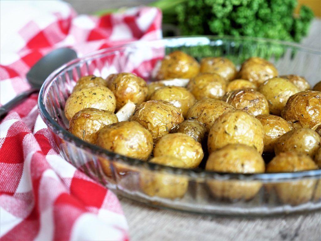 Lengva ir pigu: skrudintų bulvių su česnakiniu sviestu ir laiškiniais česnakais receptas.